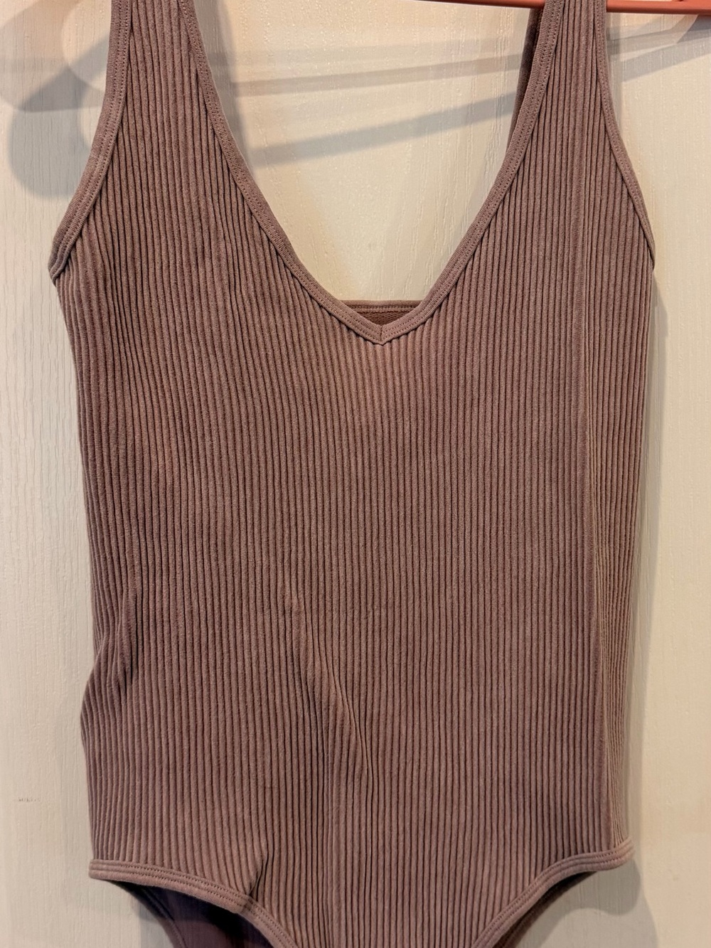 NUX Ribbed V-Neck Tank Bodysuit - Mauve